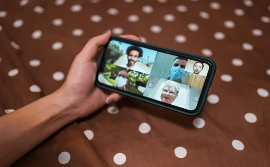 वीडियो कॉल्स से दुनिया से जुड़ें Chatspin ऐप के साथ